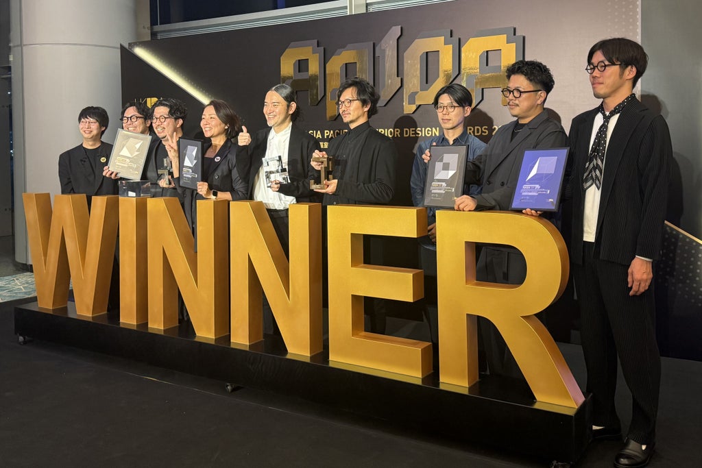 贈賞式 左よりデザイナー 谷清鳳、プランナー 廣田晃平、デザイナー 鈴木健太、山口茜、青野恵太、安藤陽介、岩木友佑、久兼将弘、竹内宏法